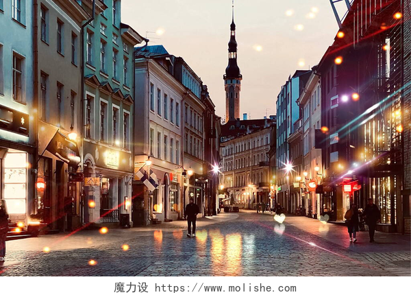 傍晚时分街边的路灯 塔林古城的秋夜人们在去往爱沙尼亚的路上走着，放松了夜市的路灯 